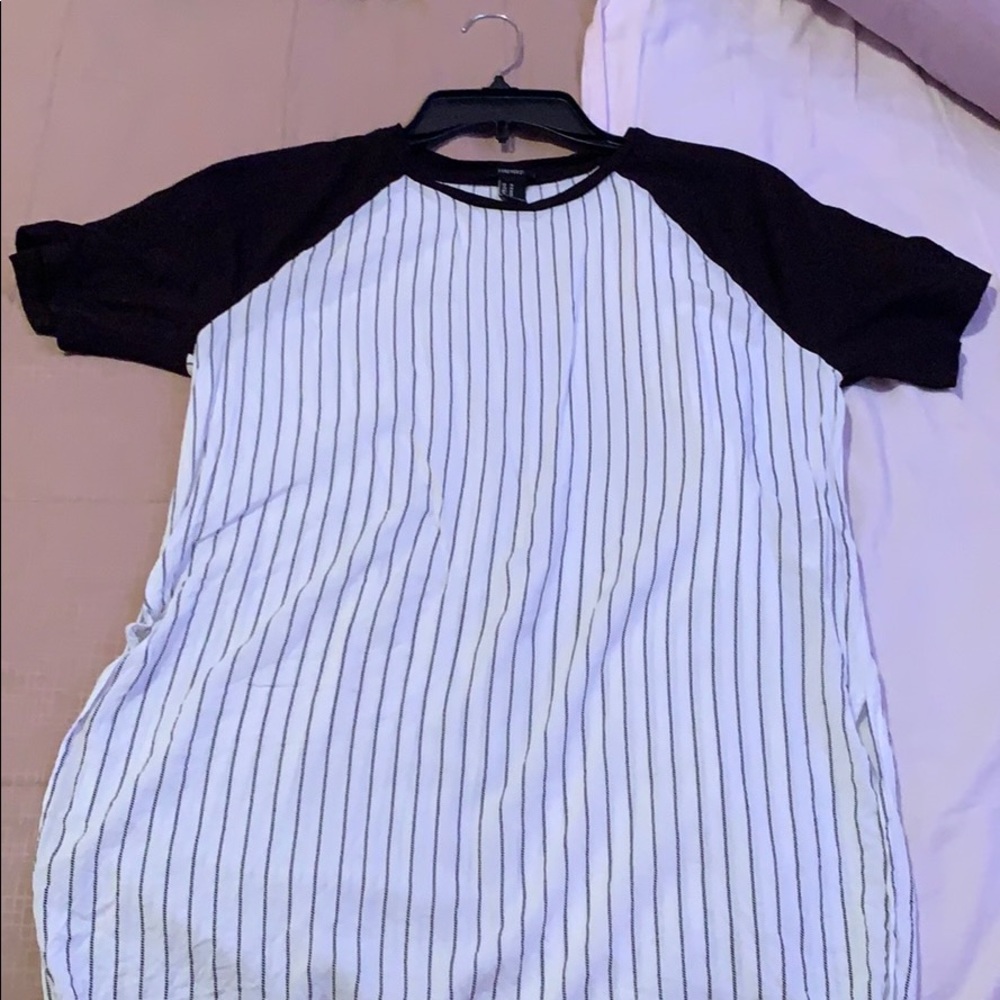tee w/ vertical stripes